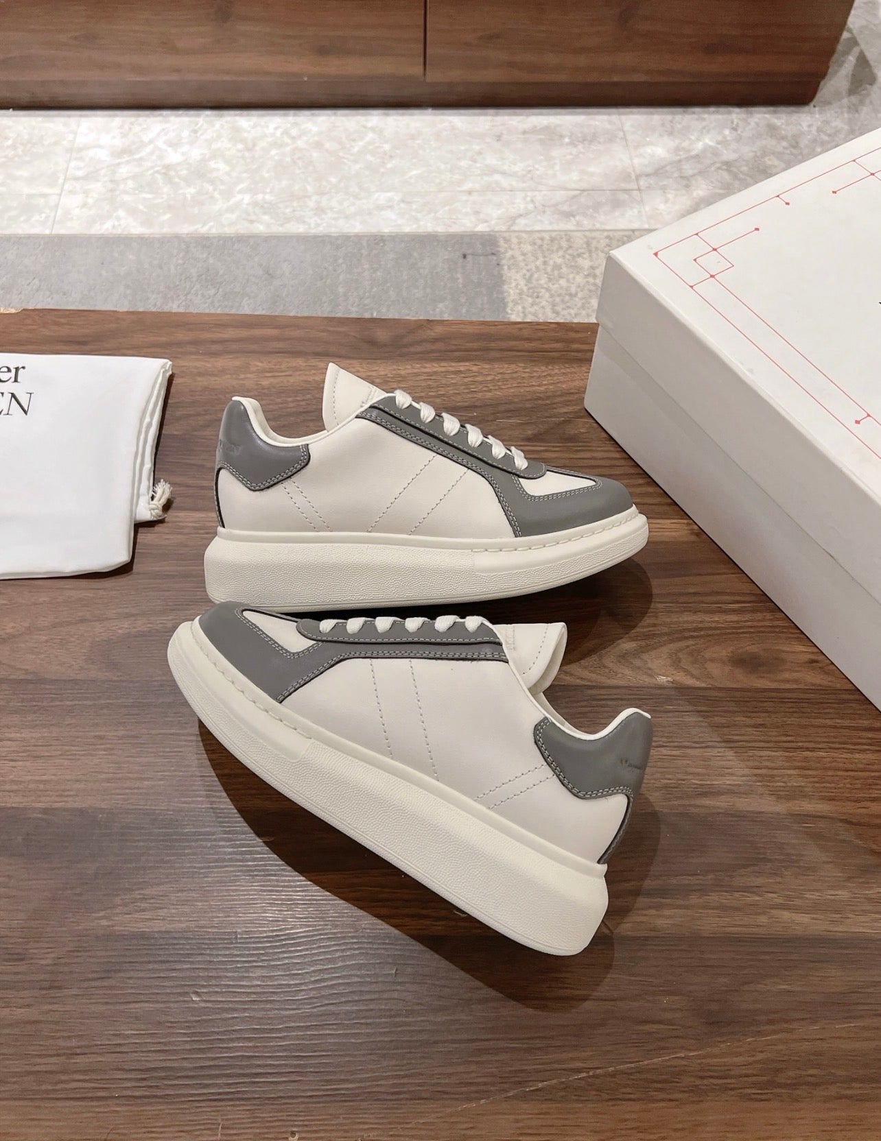 Tênis Urban Heritage Premium Blanco y gris